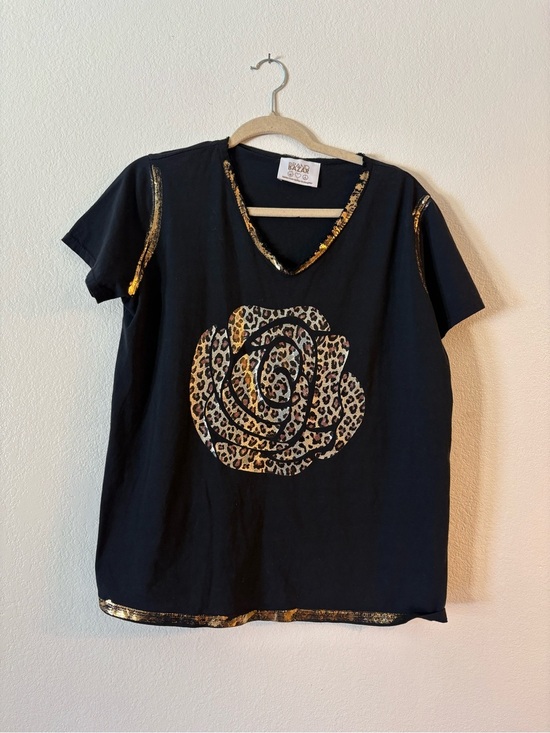 Brand Bazar Tops - Black Short-Sleeve V-Neck Tee with Leopard Rose and Gold Trim